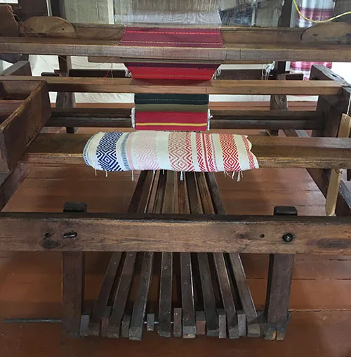 weaving on 150-year-old loom in Ukrainian museum