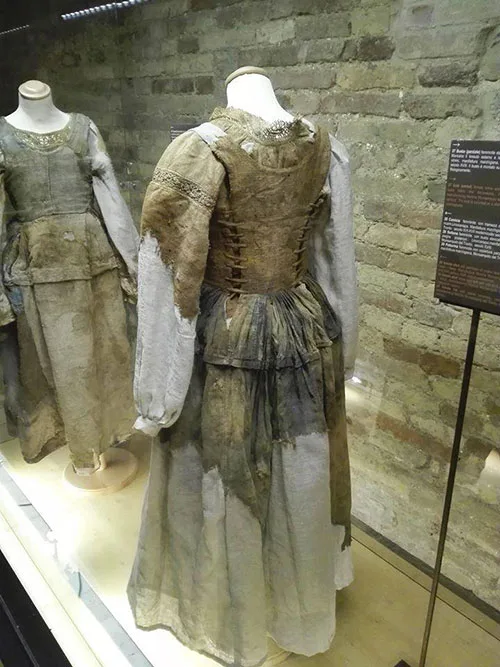 Burial clothing3