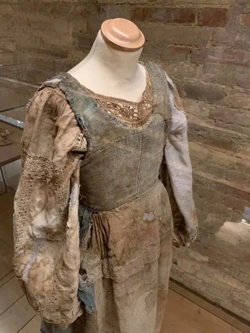 Burial clothing4