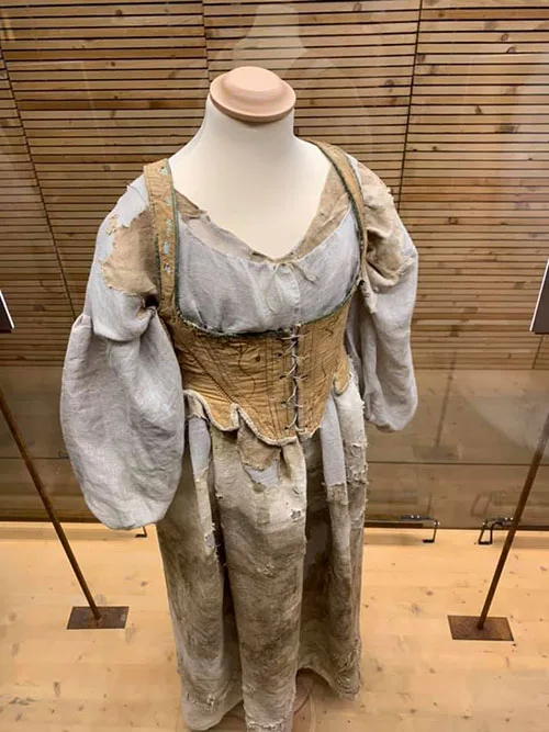 Burial clothing5