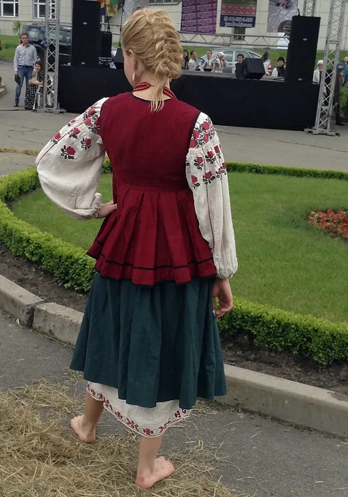 Ukrainian kersetka garment that fitted pregnant and not pregnant women perfectly