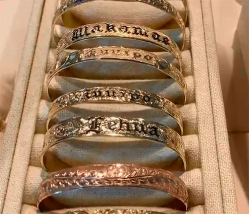 Hawaiian folk jewelry originates from England. How so?