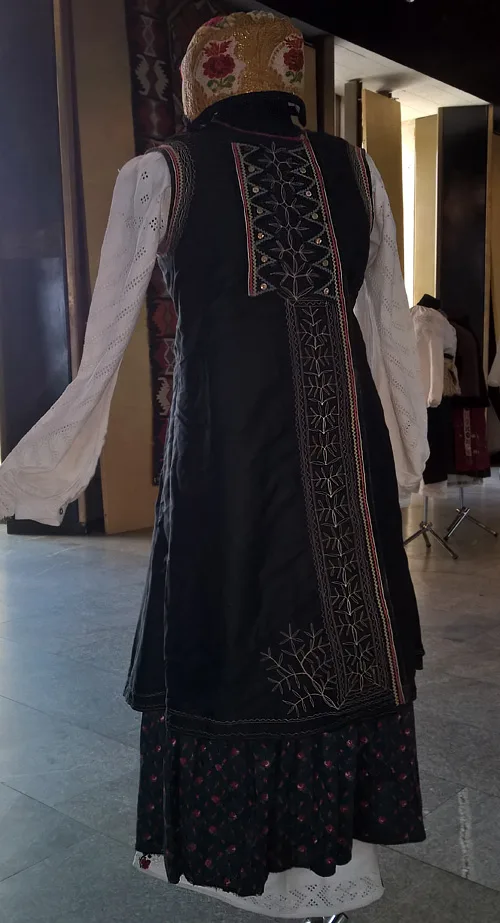 Ukrainian kersetka garment that fitted pregnant and not pregnant women perfectly