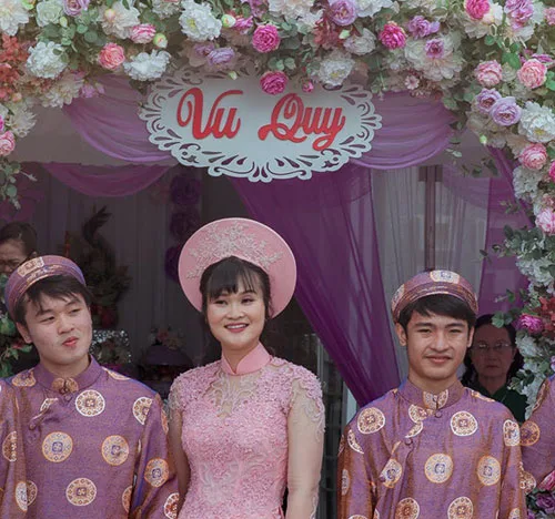 Different khan dong hats of the bride and groomsmen