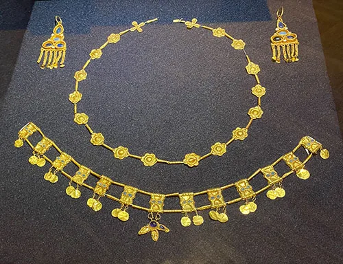 Jewels from burial of noble Sarmatian woman late 1st century