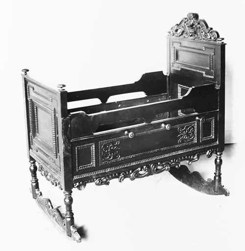 German vintage cradle 1650-1680