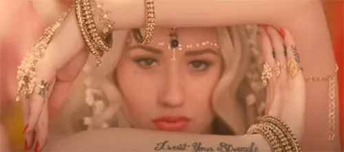Indian jewelry in Iggy Azalea Bounce music video