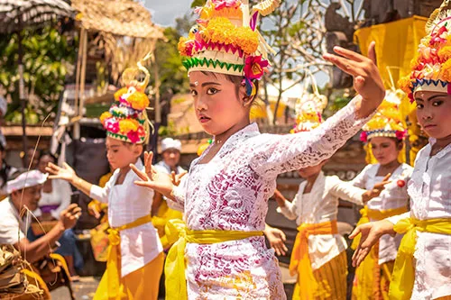 Indonesian young folk dancers