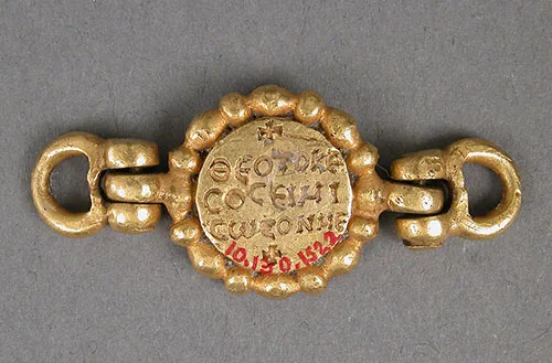 Gold clasp with medallion of the Virgin Mary and Child, Byzantine, the 6th century