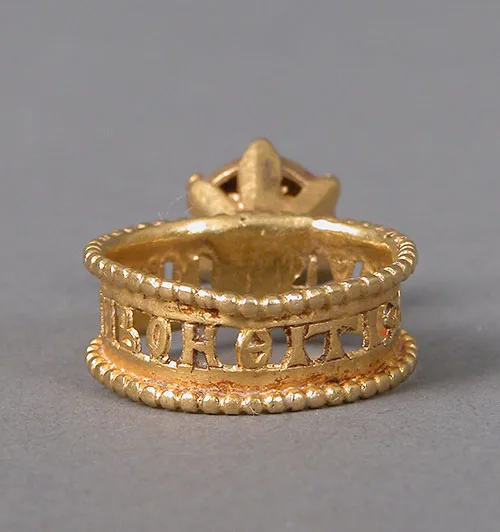 Gold signet ring with Virgin and Child, Byzantine, the 6th-7th century