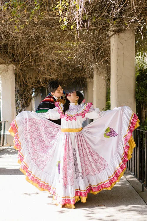 Beauty and variety of Mexican folklorico dance costumes