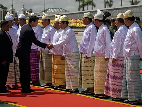 Longyi wrap-around cloth from Myanmar. Who wears it and what does it look like?