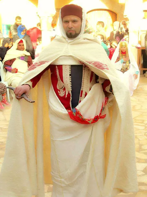 Algerian burnous – charming cloak with pointed hood