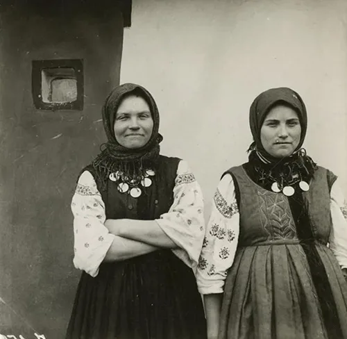 Some of the most high-quality 1910s photos of Ukrainian peasant clothing. Curious real-life snaps