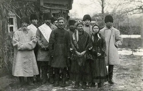 high-quality 1910s photos of Ukrainian peasant clothing