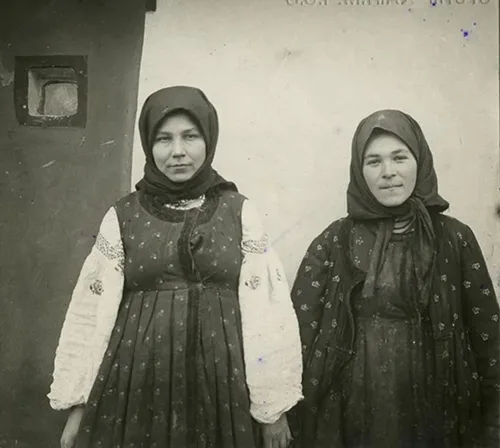 high-quality 1910s photos of Ukrainian peasant clothing