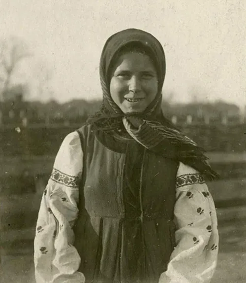 high-quality 1910s photos of Ukrainian peasant clothing