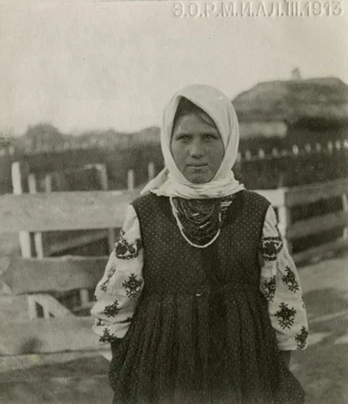 high-quality 1910s photos of Ukrainian peasant clothing