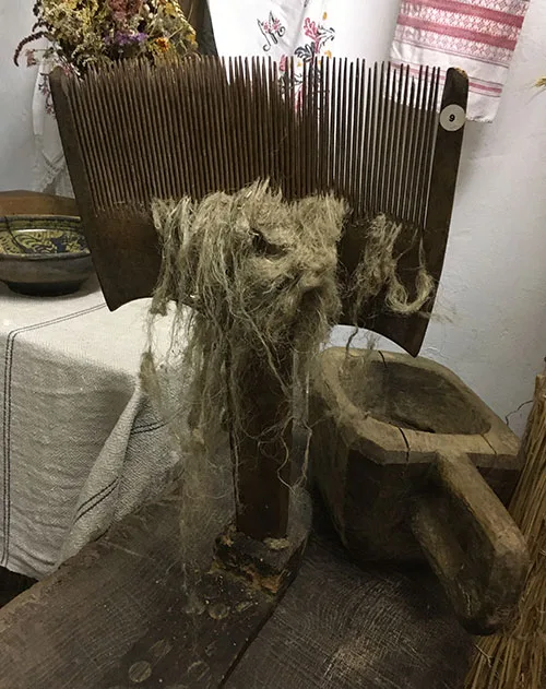 Wooden yarn comb