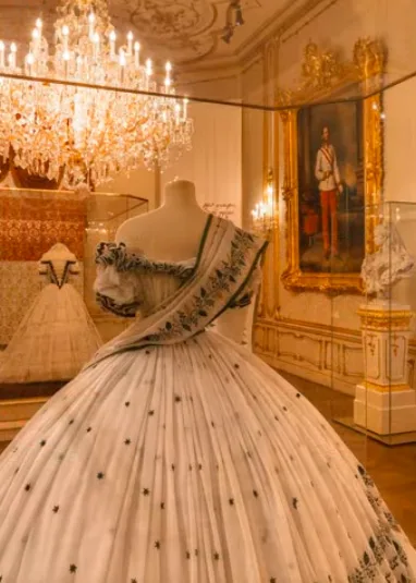 Show costumes in The Empress / Die Kaiserin series
