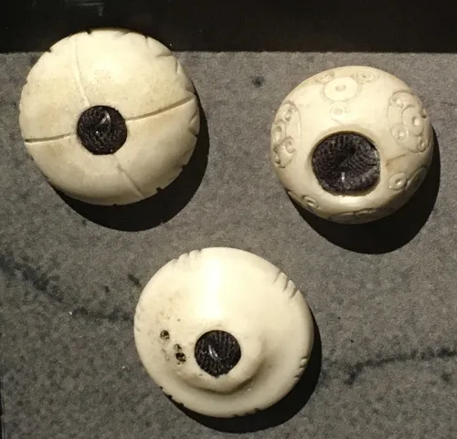 Bone buttons in Kyivan Rus
