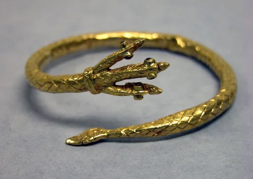 Most curious examples of snake-shaped jewelry