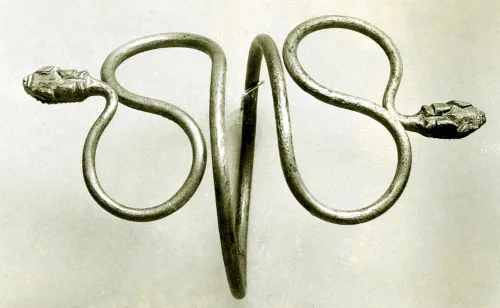 Most curious examples of snake-shaped jewelry