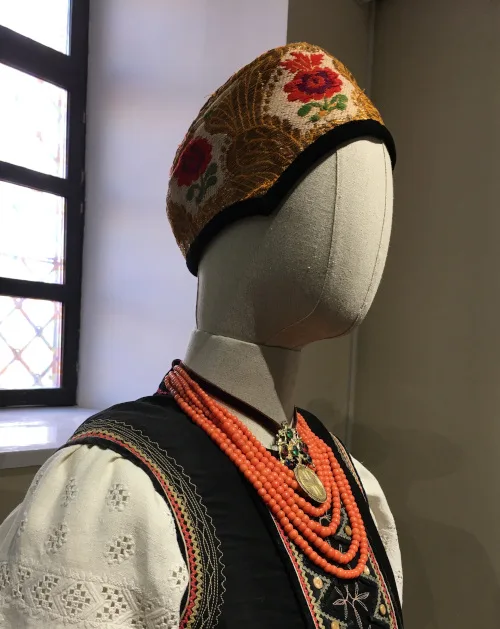 Ukrainian 100-year-old male and female headdresses