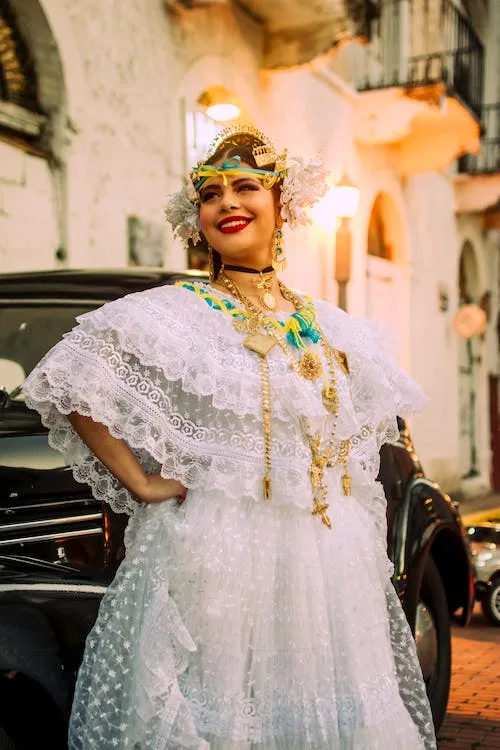 Panamanian pollera blanca  or white pollera